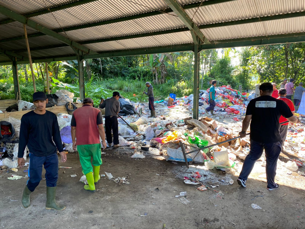 Giat Jumat Krida, Gotong Royong Menata Ruang TPST 3R Desa Petang dan Survei Pembuatan Pupuk Kompos